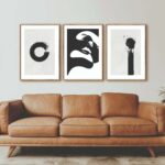 Láminas minimalistas sobre sofá de cuero moderno