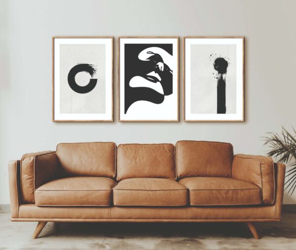 Láminas minimalistas sobre sofá de cuero moderno