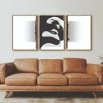 Salón minimalista con láminas abstractas