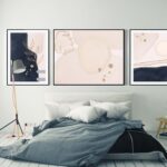 Arte abstracto enmarcado en dormitorio moderno