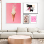 Láminas artísticas en salón moderno con fondo blanco
