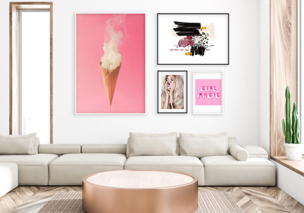 Láminas artísticas en salón moderno con fondo blanco