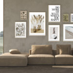 Decoración de salón neutro con arte gráfico