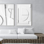 Salón minimalista con láminas enmarcadas