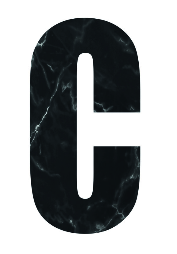 Letras artísticas sobre patrón de mármol negro.