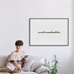 Arte minimalista con caligrafía de "Inquebrantable".