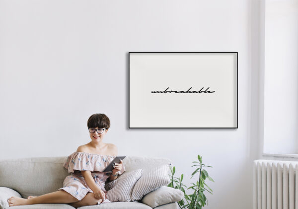 Arte minimalista con caligrafía de "Inquebrantable".