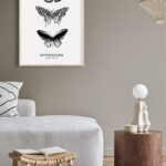 Ilustración monocromática de tres mariposas.