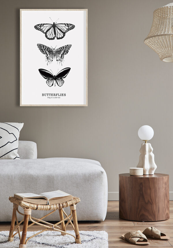 Ilustración monocromática de tres mariposas.