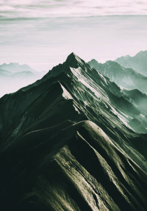 Cresta montañosa escénica al amanecer
