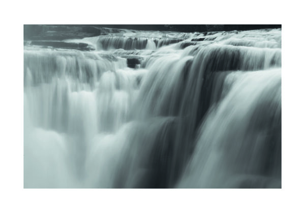 Cascada serena en movimiento