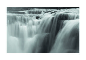 Cascada serena en movimiento