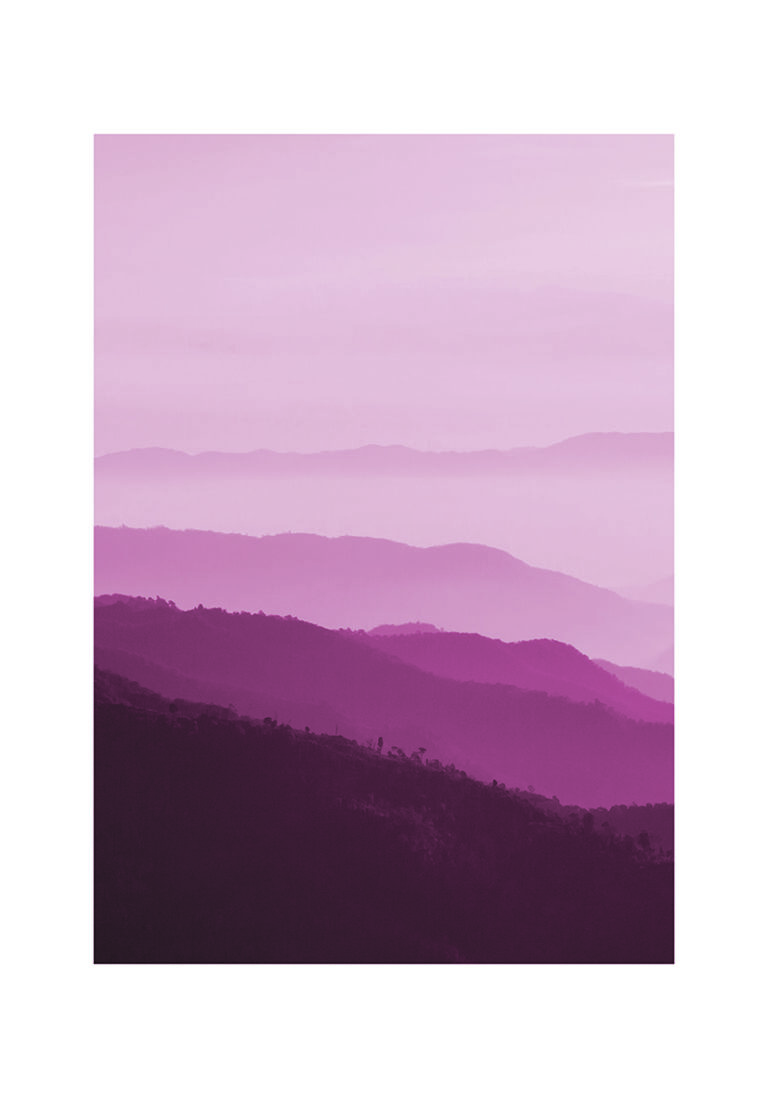 Paisaje de montaña rosa con ambiente sereno