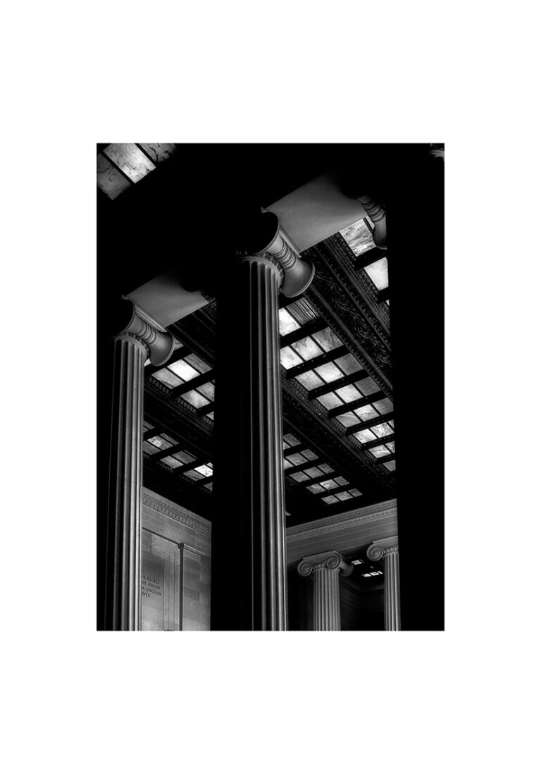 Columnas arquitectónicas bajo un techo geométrico