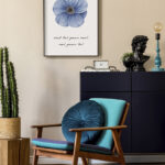 Flor azul en acuarela con texto