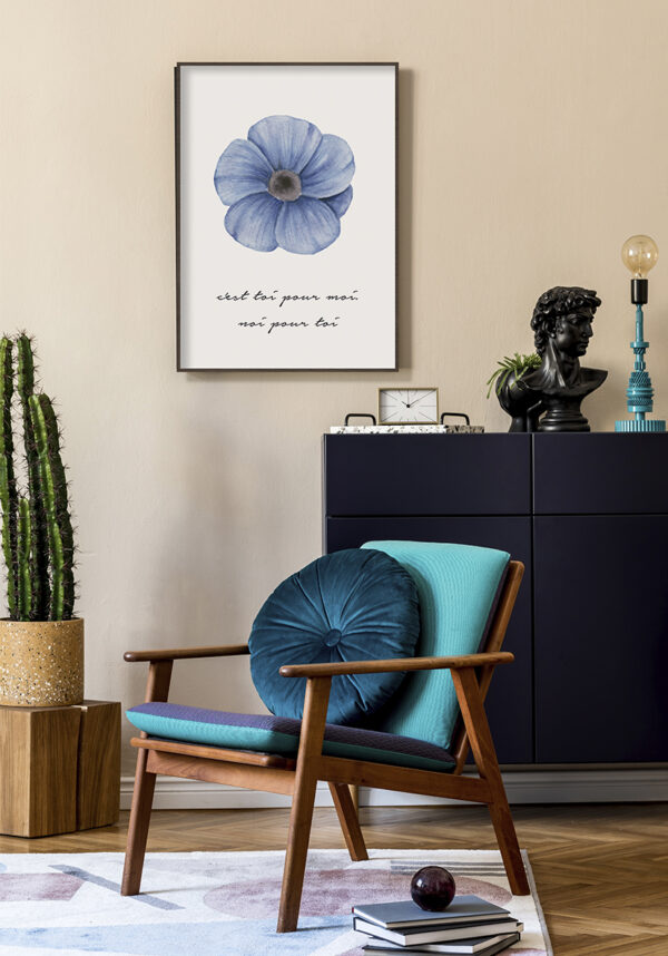 Flor azul en acuarela con texto
