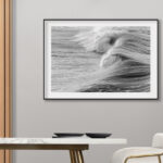 Ola oceánica dinámica en blanco y negro