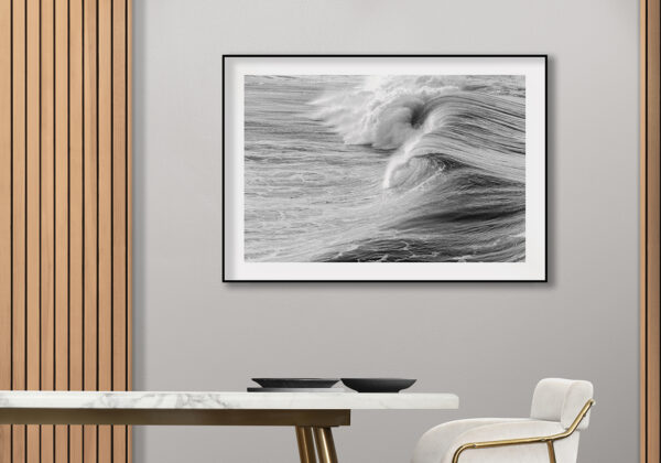 Ola oceánica dinámica en blanco y negro
