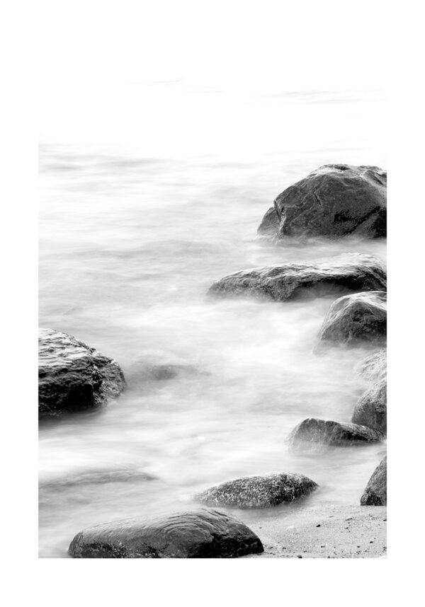 Rocas costeras en blanco y negro