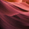 Capas de rocas coloridas al atardecer