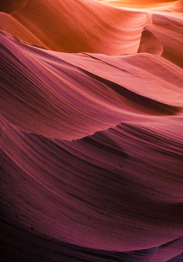 Capas de rocas coloridas al atardecer
