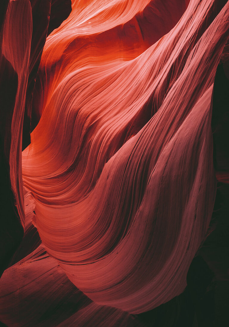 Curvas abstractas de un cañón en tonos cálidos