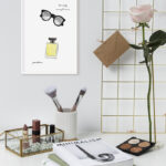 Ilustración en acuarela de gafas de sol y perfume