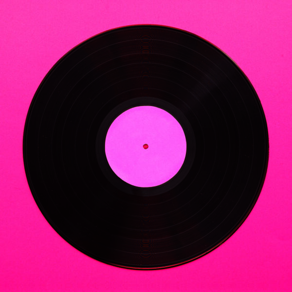 Disco de vinilo en fondo rosa