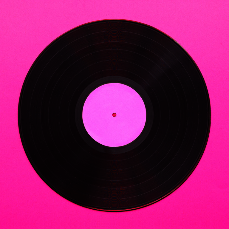 Disco de vinilo en fondo rosa