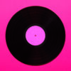 Disco de vinilo en fondo rosa