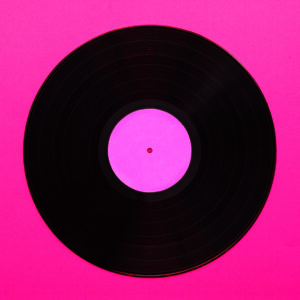 Disco de vinilo en fondo rosa