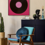 Disco de vinilo en fondo rosa