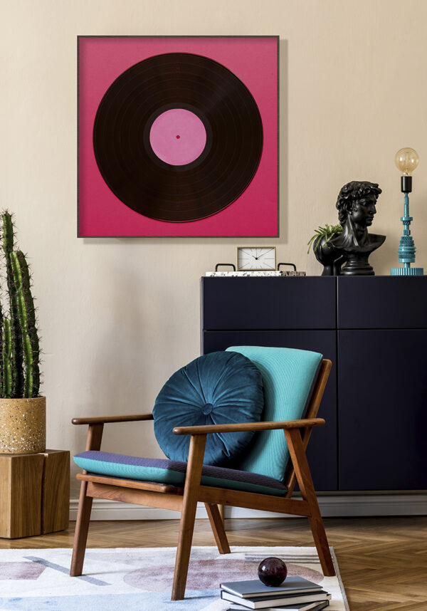Disco de vinilo en fondo rosa