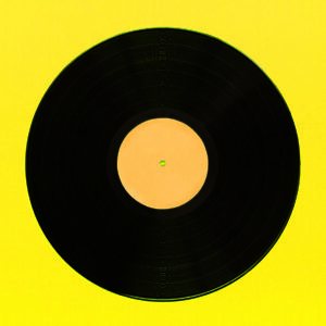 Vinilo vintage sobre amarillo