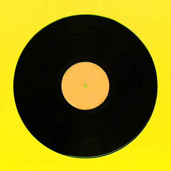 Vinilo vintage sobre amarillo