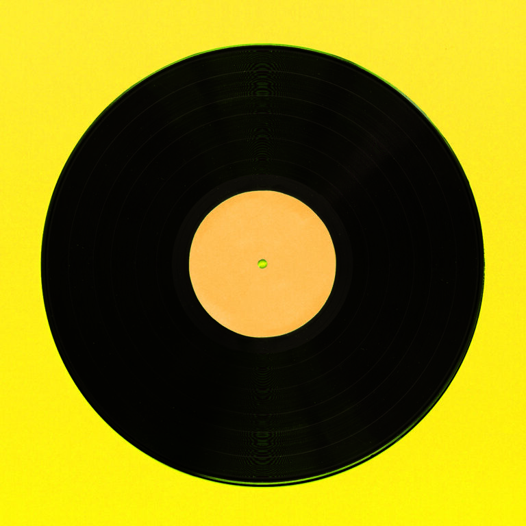 Vinilo vintage sobre amarillo