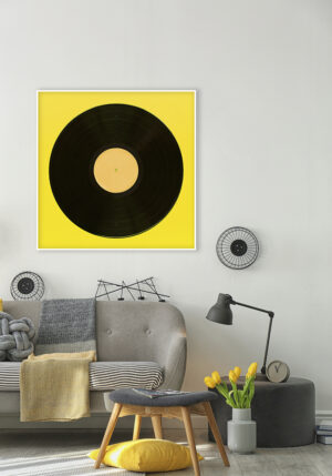 Vinilo vintage sobre amarillo