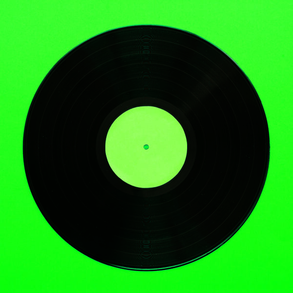 Vinilo minimalista en fondo verde