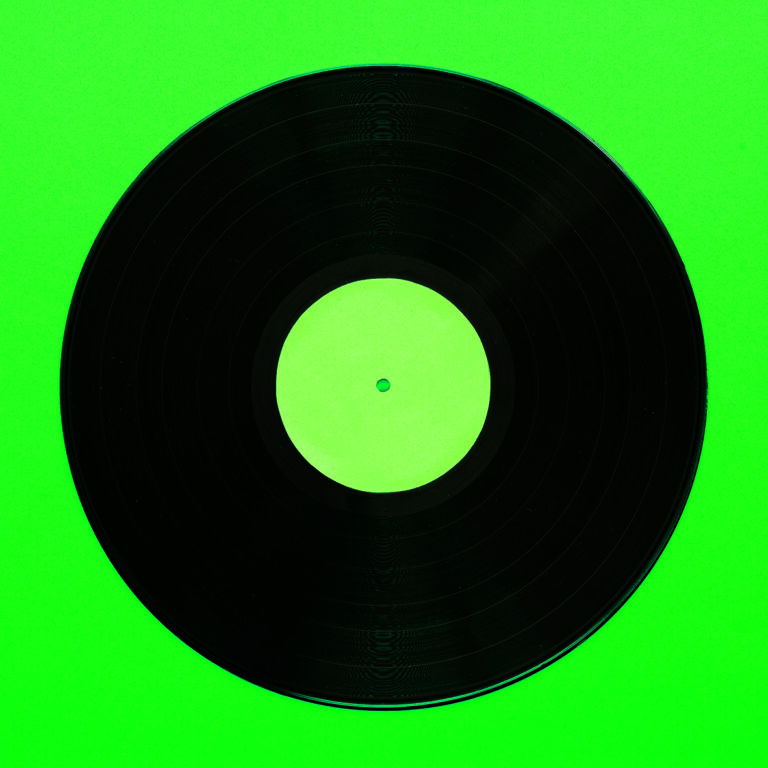 Vinilo minimalista en fondo verde