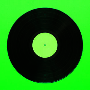 Vinilo minimalista en fondo verde