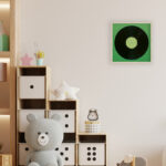 Vinilo minimalista en fondo verde