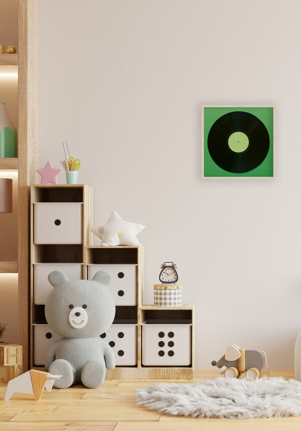 Vinilo minimalista en fondo verde