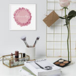Polvo cosmético rosa con texto artístico