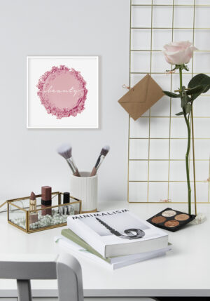 Polvo cosmético rosa con texto artístico