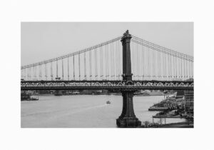 Vista de puente colgante en blanco y negro