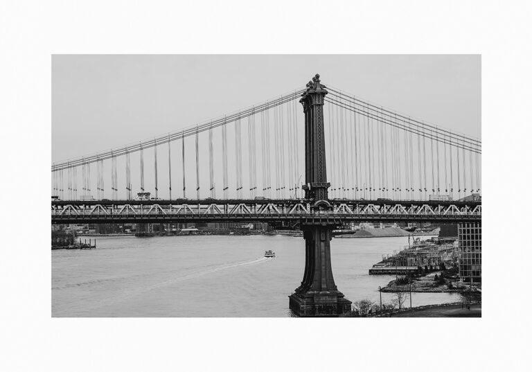 Vista de puente colgante en blanco y negro