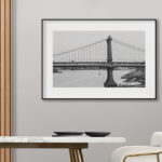Vista de puente colgante en blanco y negro