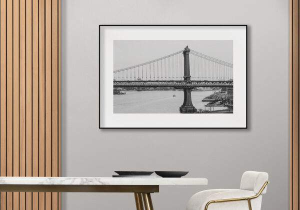 Vista de puente colgante en blanco y negro