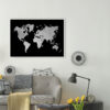 Mapa mundial plateado sobre fondo negro