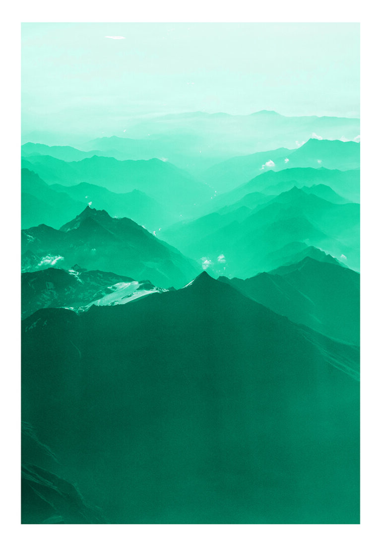 Paisaje sereno de montaña en tonalidades azules
